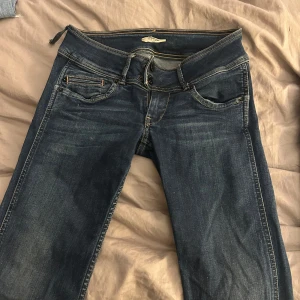 low waist jeans - low wait jeans, mörkblåa i stl xs, flare. säljs pga de inte används längre. vid intresse/frågor/mer bilder skriv privat!