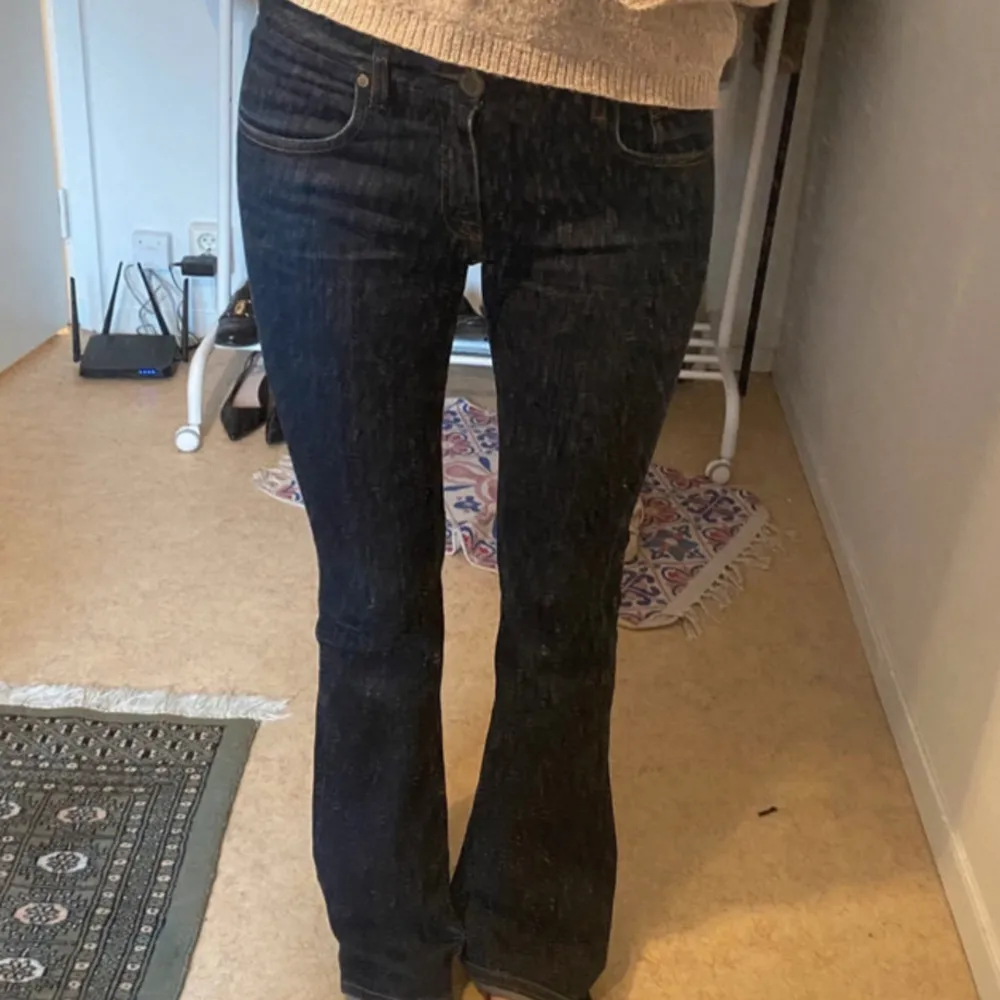 Säljer ett par snygga lågmidjade mörkblå bootcut jeans från Victoria Beckham. I storlek 28, midjemått 39 cm och innerbenslängd 83 cm. Lite slitna längst ner i benen. Första bilden lånad av förra säljaren.. Jeans & Byxor.