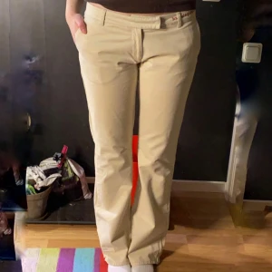 Beige byxor i chino Odd Molly - Säljer dessa supersnygga lågmidjade byxor då det är lite för små för mig! De är från Odd Molly och bara använda några gånger. Materialet är skönt chinomaterial, 100% bomull. Tror de är lite bootcut också.  Jag är 177cm och brukar ha M i byxor. Skriv till mig för mått :)