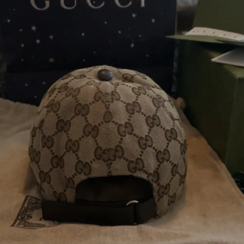 Beige Gucci keps storlek M, sparsamt använd inga blekningar eller andra fläckar. Kvitto finns och följer med samt påse. Nypris 5650kr mitt pris 3500kr. Accessoarer.