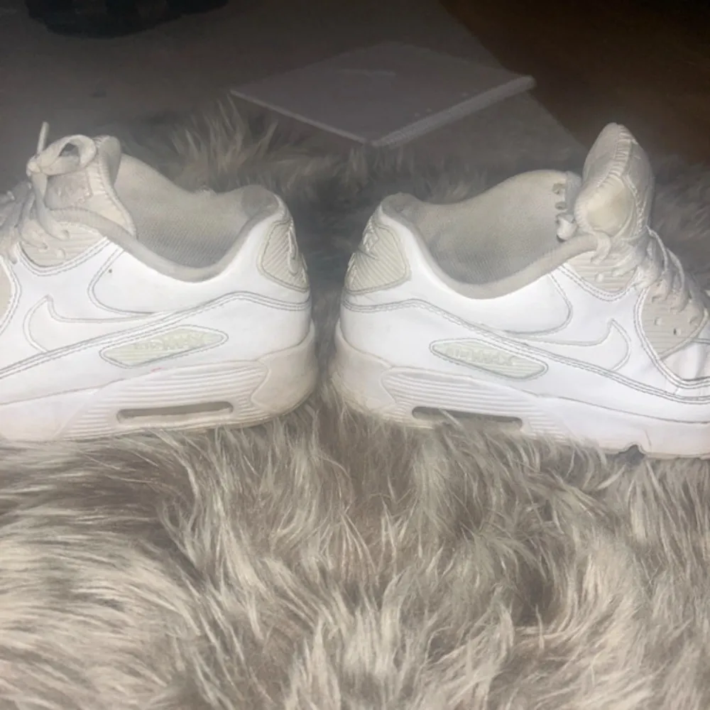 Säljer ett par vita Nike Air sneakers i bra skick. De har klassisk snörning och en bekväm passform. Perfekta för vardagsbruk och ger en sportig look. Lite slitna men fortfarande snygga och funktionella.. Skor.