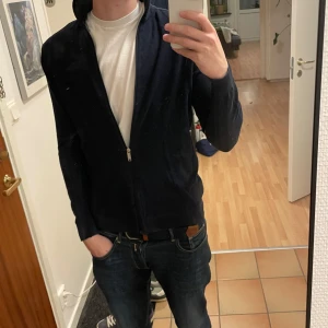 Mörkblå zipup från Selected Homme - Säljer en snygg mörkblå zipup från Selected Homme i storlek S. Nypris 600:- mitt pris 299:-. Perfekt för höst och vår!