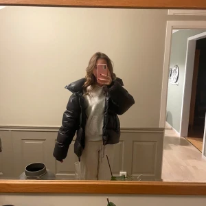 Vit pufferjacka - Säljer en supermysig oversised svart pufferjacka som inte längre säljs i svart. Den är i mycket bra skick och passar perfekt till vintern! Nypris 1299