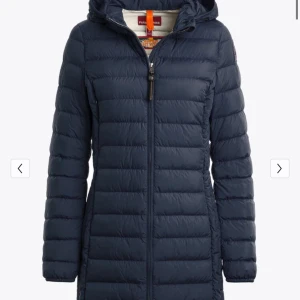 Mörkblå dunjacka från Parajumpers - Säljer en snygg och varm dunjacka. Normalt pris: 5000 kr, nu för endast 1500 kr! Färgen ser ut som svart i verkligheten, trots att den ser mörkblå ut på bilden. Jackan är helt ny och aldrig använd. Passar storlek S, XS, M inte alls stort.
