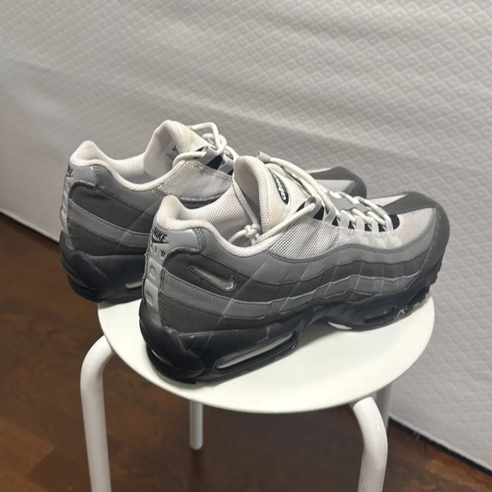 Säljer ett par klassiska Nike Air Max 95 i grått och vitt. Skorna har en snygg design med synlig Air-dämpning i sulan för extra komfort. Skorna är i princip helt oanvända. De är i mycket bra skick.. Skor.