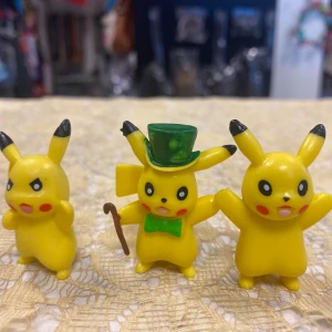 3st Pokémon / Pikachu Figurer  - Tre små Pikachu-figurer i olika poser.          Mått ca 5.50*4.50 cm   39kr/3st 