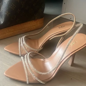 Beige klackskor  - Säljer ett par beige klackskor från Zara i storlek 38 med glitter. Perfekta för festliga tillfällen eller en utekväll. Skorna är i nyskick och har aldrig använts. Köptes i butik för 570 kr. Pris kan diskuteras vid snabb affär.