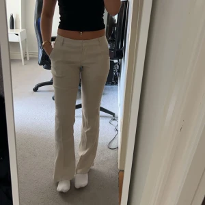 Beigea linnebyxor - Beigea linnebyxor från Nelly i strl 36💞 de är aldrig använda, endast testade. 