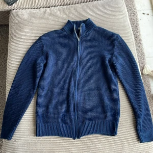 Blå stickad kofta med dragkedja - Säljer en snygg blå stickad kofta i mycket bra skick.  Storlek XS men passar garanterat S. Skriv vid fler frågor