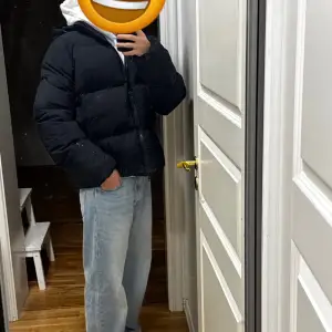 Hej, säljer min björn borg centre puffer jacket som jag fick hem igår men blev onöjd då den inte passade mig, så den är helt ny med kvitto och tags kvar, köptes för 4000kr