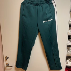 Palm Angels Byxor  - Gröna Palm angels byxor i storlek S passar M, givetvis äkta.