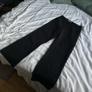 Kostymbyxa - Nova Black - Säljer mina svarta högmidjade kostymer “Nova Black” från Madlady av anledning att dom tyvärr är för små för mig. Använt fåtalet gånger pga för små. Det finns defekter (knottror) som uppstått i samband med tvättning. Byxorna är i storlek 36 & short length. Frakt tillkommer (köparen står för fraktkostnaden). 400 kr (minst 300 kr)