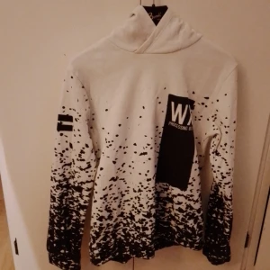 Hoodie Från Woxo - Svartvit hoodie från woxo i storlek 170.   Katt finns i hemmet