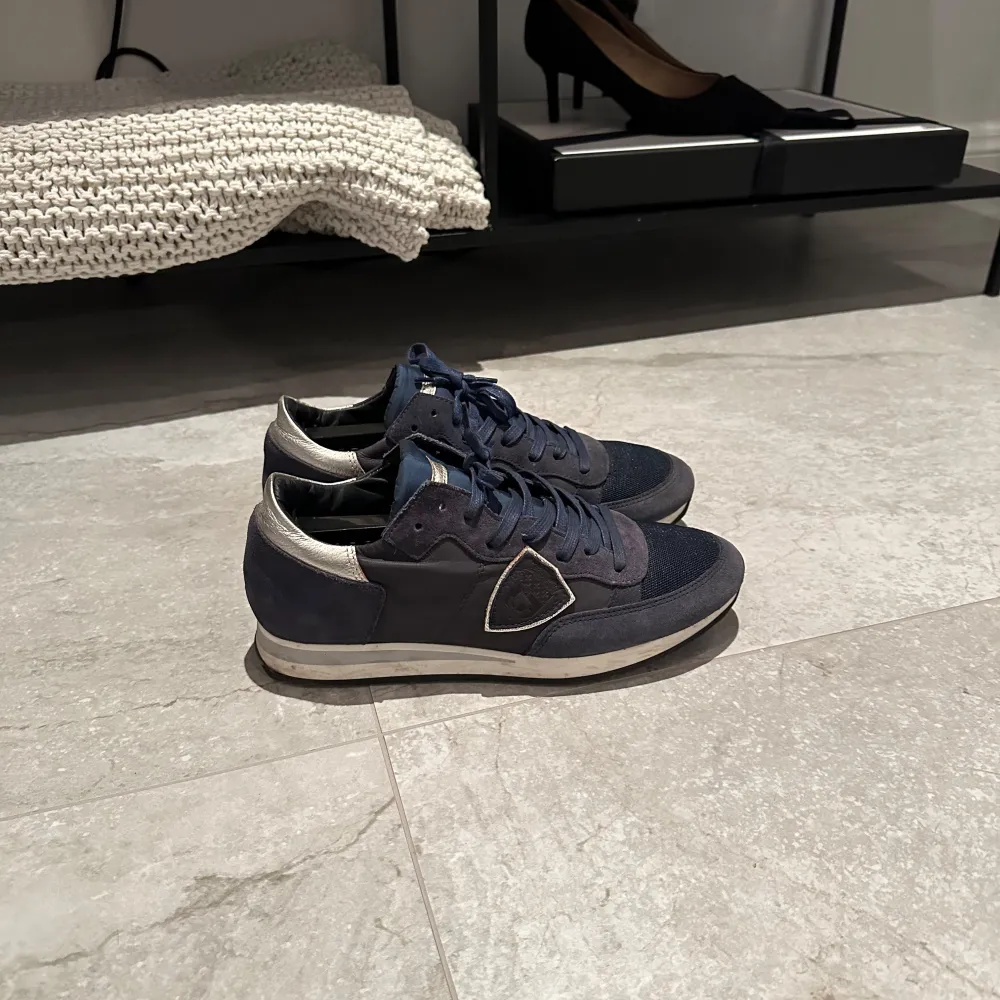 |Säljer nu dessa sköna Philippe model trainers|Skorna är i storlek 39|Skorna är i använt skick men i helhetsintrycket är grymt| Pris 1599:-|Vid eventuella frågor är du välkommen att kontakta oss i pm|. Skor.