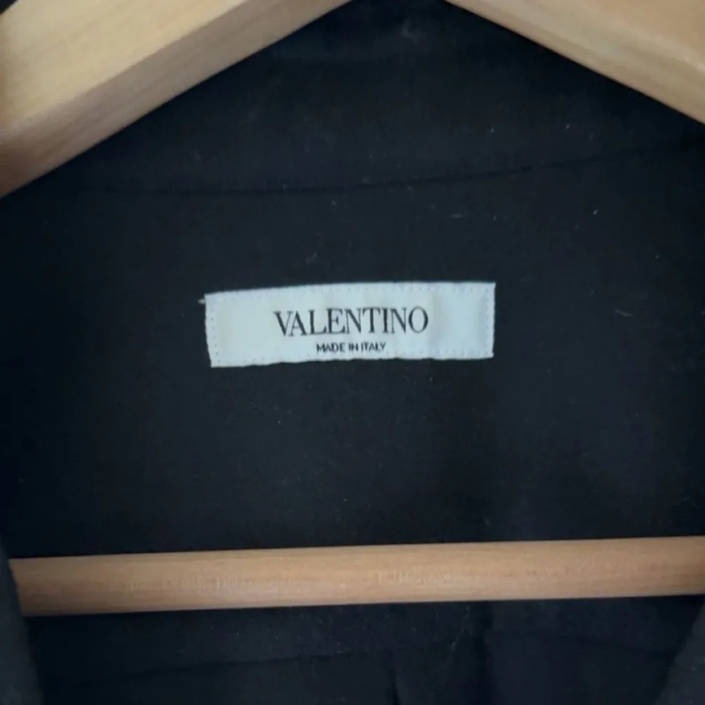 Säljer en oversized Valentino skjorta i storleken L/XL.  Nypris: 15 000 kr                                                                 Kvitto finns ej kvar. Skjortor.