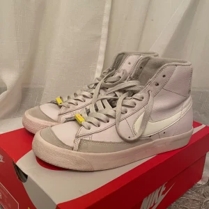 Nike Blazer i ljuslila och grått - Skorna är i bra skick men är smutsiga och har ett söndrigt skosnöre. Skickas inte i lådan de kom i utan en låda från andra skor.