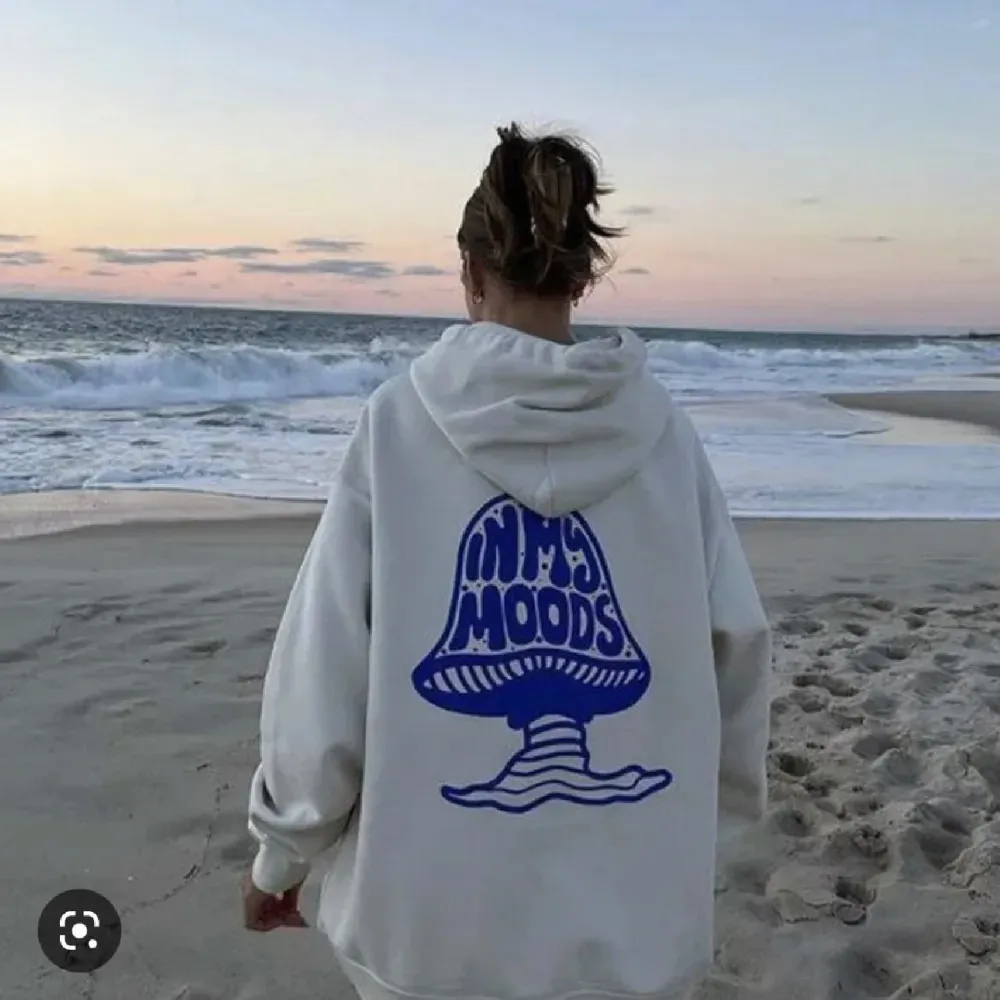 Säljer en supermysig vit hoodie med ett coolt blått tryck på ryggen  'IN MY MOODS'💙 Perfekt för chill dagar. Den har en skön passform och en stor huva för extra komfort. Storlek L, men (brukar ha xs/s) ville att den skulle sitta som tjejer på första bilden som har L. Köpt för 2000kr, populär och svår att få tag i💙aldrig använd!. Tröjor & Koftor.