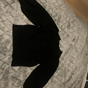Svart stickad tröja från Gina Tricot - Säljer en svart stickad tröja från Gina Tricot i storlek XS. Den är supermysig och perfekt för kyliga dagar. Tröjan har långa ärmar och en klassisk design som passar till allt. Perfekt för både vardag och fest! 🖤Skriv privat för bilder & frågor!🥰
