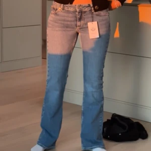 Blå bootcut jeans - Säljer ett par snygga blå bootcut jeans i mycket bra skick. Nypris 600 kr