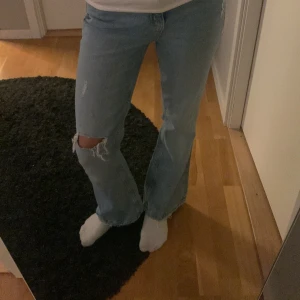 Blå jeans med slitningar  - Säljer ett par snygga blå jeans med slitningar på knäna. Som är från Gina men säljs inte längre ❤️ skriv om du har några funderingar ! Priset kan diskuteras ❤️