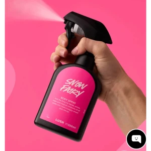 Snow Fairy Body Spray från Lush - Säljer en härlig Snow Fairy Body Spray från Lush. Den kommer i en svart sprayflaska med rosa etikett och rymmer 200 ml. Doften är söt och magisk, Perfekt för dig som älskar söta dofter! 💖 säljer pga att jag redan har en likadan och fick denna i present så helt oanvänd ❤️ Nypris 375!