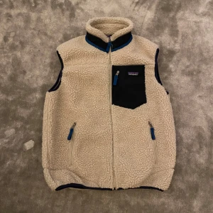 Patagonia Fleece Väst - Skön Patagonia väst | Använder inte mer så säljer den | Ny pris på denna modellen är 1800kr | Skicket är helt perfekt!🗣️OBS priset är inte hugget i sten | Tar byten!
