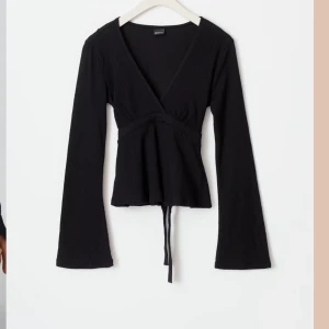 Blus - Säljer denna söta svarta blus i storlek S från Gina. Den har V-ringning och knytning i bak🩷 använd 1 gång. Köpte för 300kr
