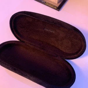 Tom Ford glasögonfodral - Säljer ett Tom Ford glasögon/solglasögon fodral då jag tappat bort själva glasögonen. 