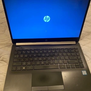 HP Laptop i silverfärg - Säljer en stilren HP laptop i silverfärg. Den har en tydlig HP-logga på locket och en bekväm tangentbordslayout. Perfekt för både arbete och studier. Skärmen är i bra skick och den har en touchpad med två knappar. Laddare ingår ej. 8gb ram och 512 minne grym