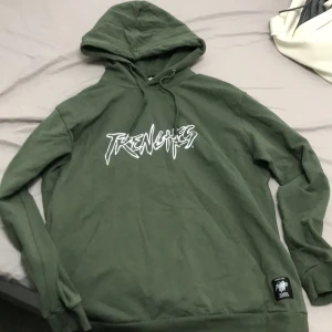 Trenches hoodie  - Säljer den då den inte passar mig storlek Xl ny pris 1000kr mitt pris 600