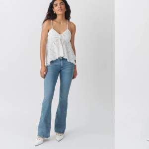 Oanvända Low waist bootcut jeans från Gina Tricot i färgen Tinted blue