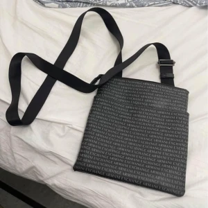 Armani axelväska  - Haft ganska länge inga fel eller något på den 500kr