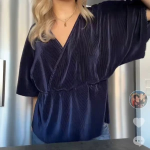 Mörkblå omlottopp, helt slutsåld 💙💙 - Säljer denna trendiga superfina tröja!!!!💫💫