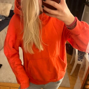 & other stories hoodie - Säljer en snygg och bekväm korsllfärgad hoodie från & other stories. Färgen är inte rättvis på bilderna, mycket mer korallrosa i verkligheten. Perfekt för höst och vår med sin mysiga känsla. Den har en klassisk passform med en stor ficka fram och en skön huva. Perfekt för chill dagar eller en promenad i parken. 🧡
