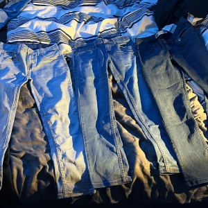 Levi's 502 Jeans i olika tvättar - Säljer flera par Levi's 502 jeans i olika blå tvättar. De är i bra skick och har en klassisk straight passform. Perfekta för både vardag och fest! Storlek 25/26. Passa på att uppdatera garderoben med dessa snygga jeans. 1 par för 150 eller 3 för 400 