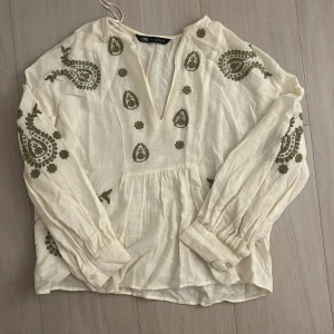 Blus från zara  - Intressekonflikt på min sjukt söta blus från zara, köpte sommaren 2023 och använd typ 3 gånger så ser helt ny ut! Tror det är liknande linnetyg typ med gröna broderier❤️