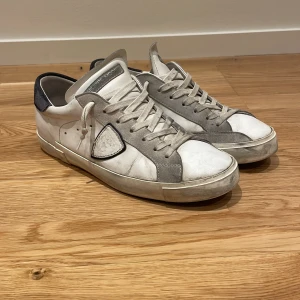 Philippe Models - Säljer nu dessa snygga Philippe Model skor i bra skick. Skorna är storlek 42 men passar även 43. Skorna är väl omhändertagna. Nypris 3500 kr, mitt pris 1700 kr. Pris kan diskuteras vid snabb affär!