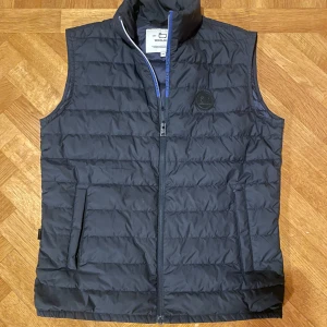 Woolrich väst - Säljer en Woolrich väst i bra skick. Den är i storlek XS (14) och om ni har frågor är det bara att skriva.