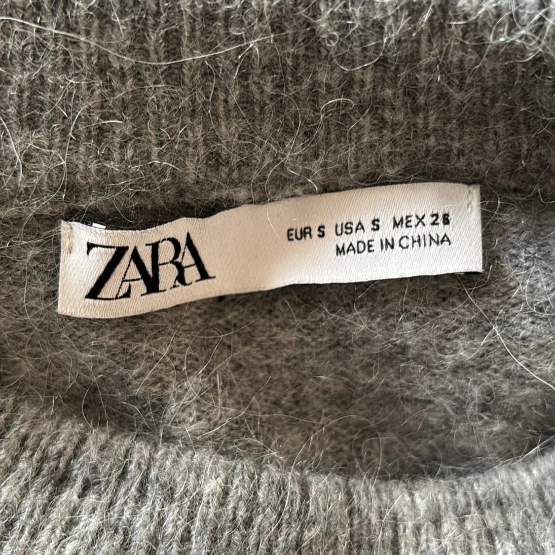 Grå stickad tröja från Zara - 90