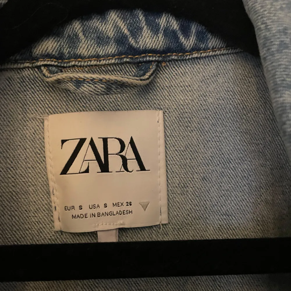 Super snygg jeans jacka från zara. Takit.