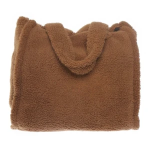 Brun teddyväska från ASOS - Supermysig brun teddyväska från ASOS i one size. Väskan är gjord av syntetmaterial och har en enkel design utan krusiduller.