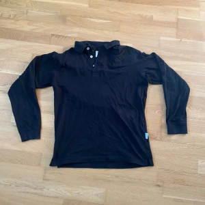 Selected Homme Pike - Tja! Säljer nu min svarta Selected Homme Pike i storlek S! Passar perfekt på dig som är från 170-175 ✅Tröjan är enbart använd en gång så den är i mycket bra skick! Nypris ligger på runt 500kr, mitt pris är INTE hugget i sten, så det är bara att höra av sig vid frågor eller funderingar! 🙌🏼🔥