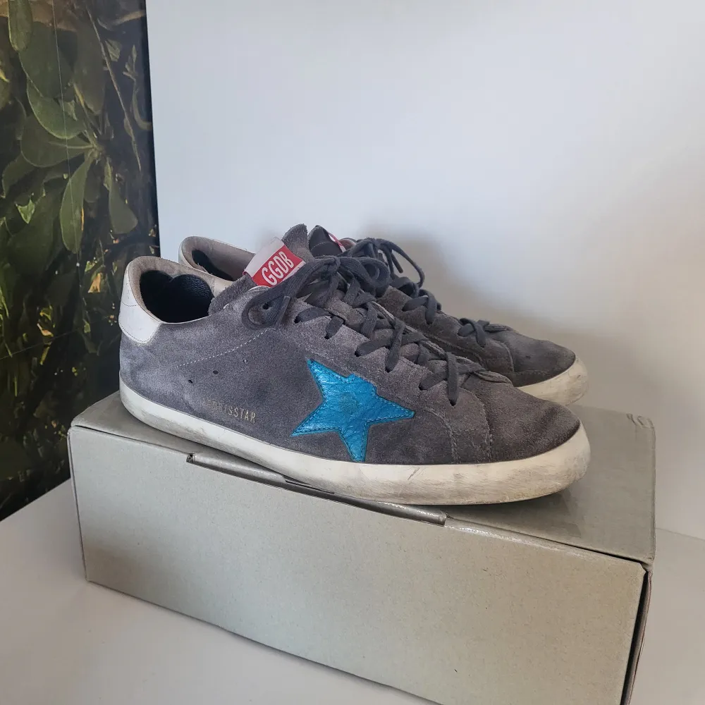 Säljer ett par grå sneakers från Golden Goose i bra skick. Allt OG medföljer. Hör gärna av dig vid frågor. Skor.