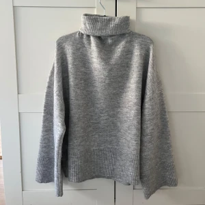 Polotröja från BIKBOK - Säljer en supermysig grå polotröja från BIKBOK i storlek M. Är i mycket bra skick och är perfekt för kyliga dagar!❄️🩶