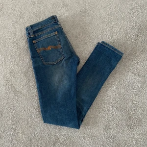 Nudie jeans - Säljer ett par riktigt feta nudie jeans i ett jätte bra skick för endast 499 nypris 2000 hör av er vid frågor 28 midja och 32 längd 