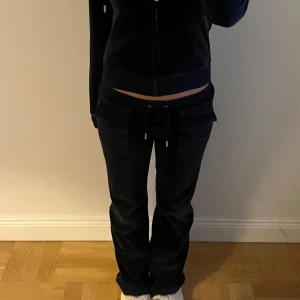 Juicy Couture byxor - Juicy Couture byxor, säljer även zip hoodien. Säljer setet tillsammans för 1200kr. Kan diskutera pris