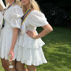 Vit klänning Revolve - Så himla fin klänning från Revolve. Perfekt till studenten! Endast använd en gång under min studentdag och den har inga fläckar eller andra tecken på användning. Nypris 1200kr.