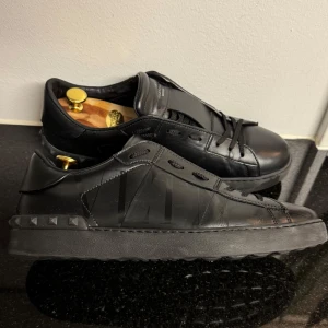 Valentino omens - Säljer ett par stilrena svarta sneakers från Valentino Garavani. Köpta på nk och allt og (som kvitto dustbag och box) finns med! Skorna är i bra skick