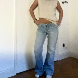 Ljusblå jeans med broderade bakfickor - Säljer ett par snygga ljusblå vintage jeans med broderade detaljer på bakfickorna. De är lågmidjade och har en bootcut-stil. Perfekta för både vardag och fest! 🦋 midja tvärs över: 37cm, innerbenslängd: 76cm men de går att sprätta upp och då blir de+ 2cm🥰 de har lite slitningar nere vid benens ände, men det är inga stora🥰