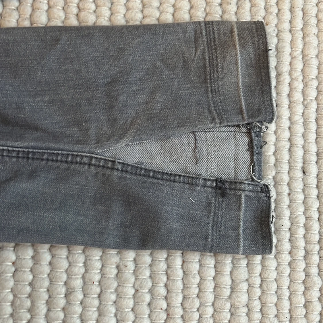 Grå jeans med slitningar - 92